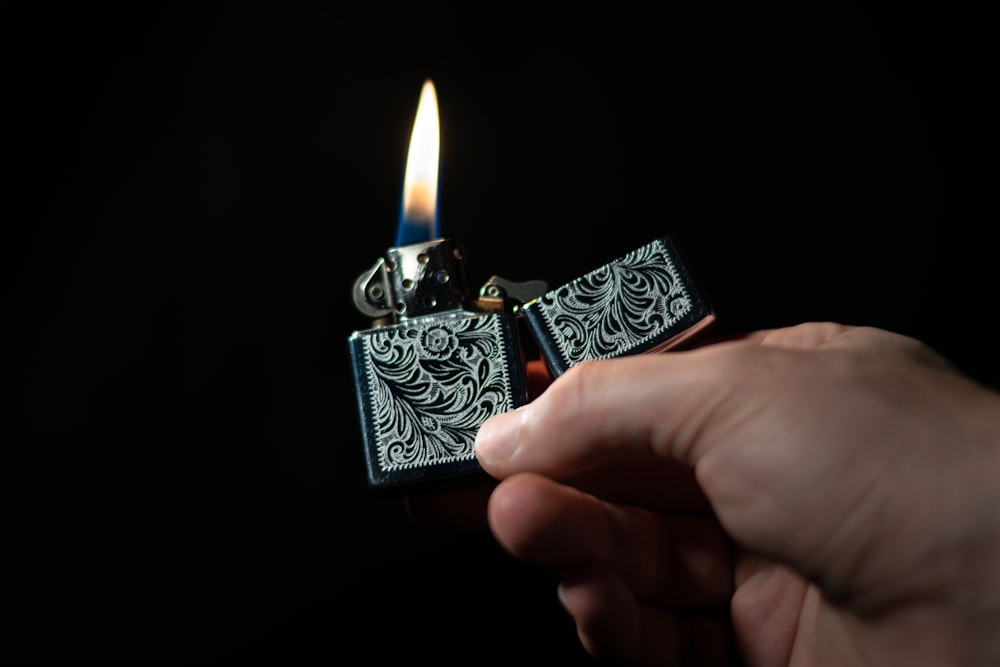 תמונה של קונה מצתים עם עיטורים מיוחדים