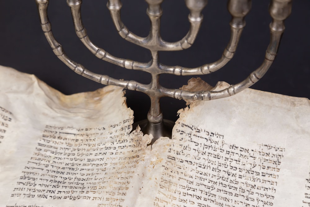 תמונה של קונה אוספי פריטי יודאיקה