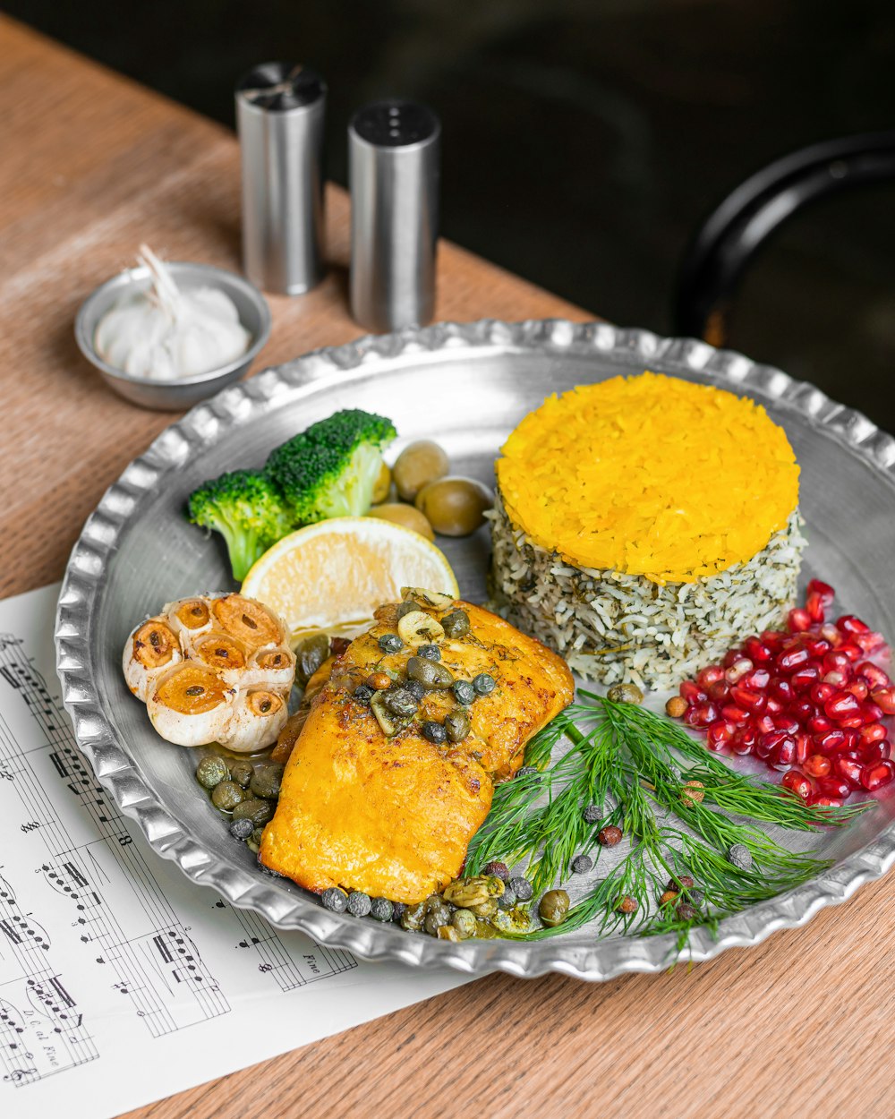 תמונה של קונה צלחות מכסף