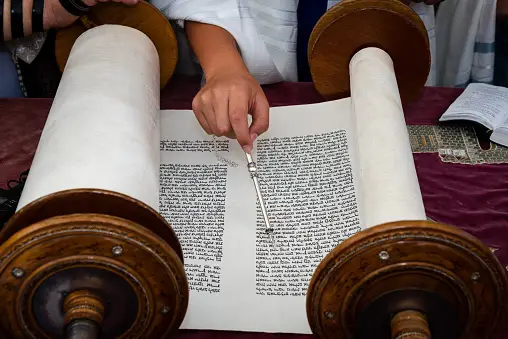 תמונה הממחישה הערכת שווי של ספרי תורה עתיקים
